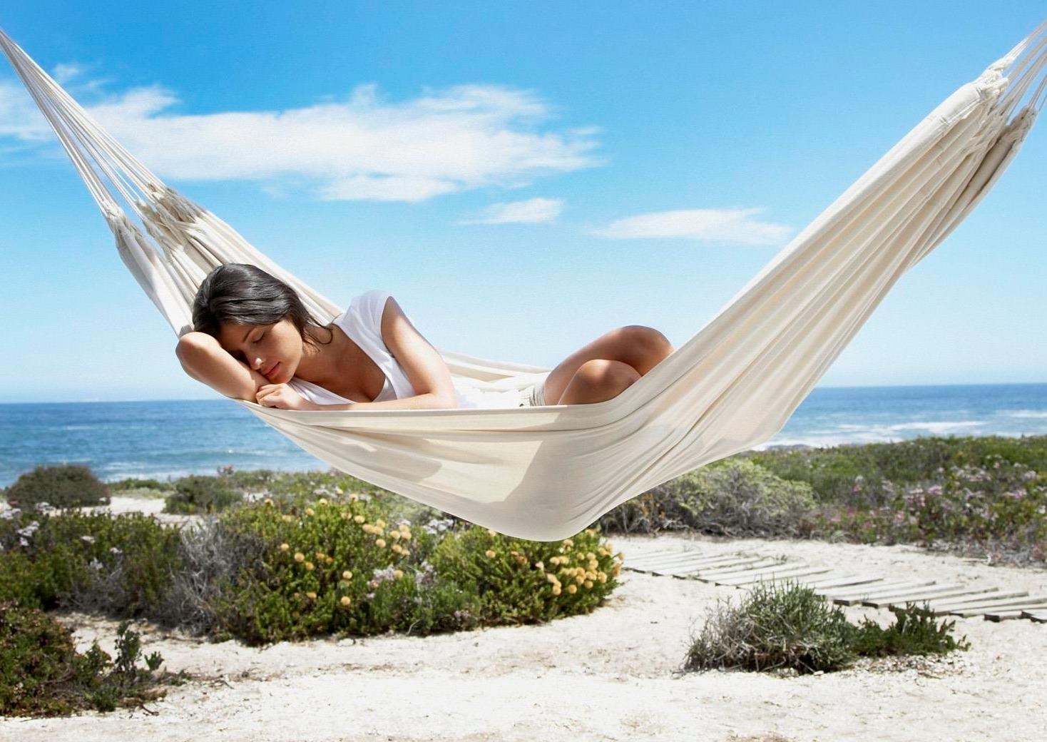 Nguoi dan Italy keu goi bao ve quyen duoc mac vong nam ngu hinh anh