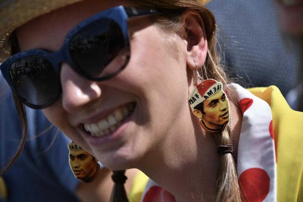 Khan gia ket hop vua di picnic, vua xem Tour de France hinh anh