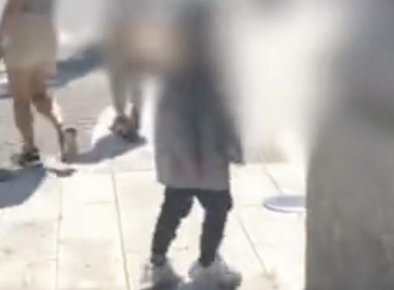 Nguoi mau nhi phai mac do dong giua he, dan mang Trung Quoc noi gian hinh anh