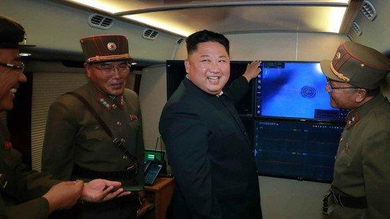 Kim Jong Un giám sát thử nghiệm tên lửa mới ảnh 3 Kim Jong Un giam sat thu nghiem ten lua moi anh 3