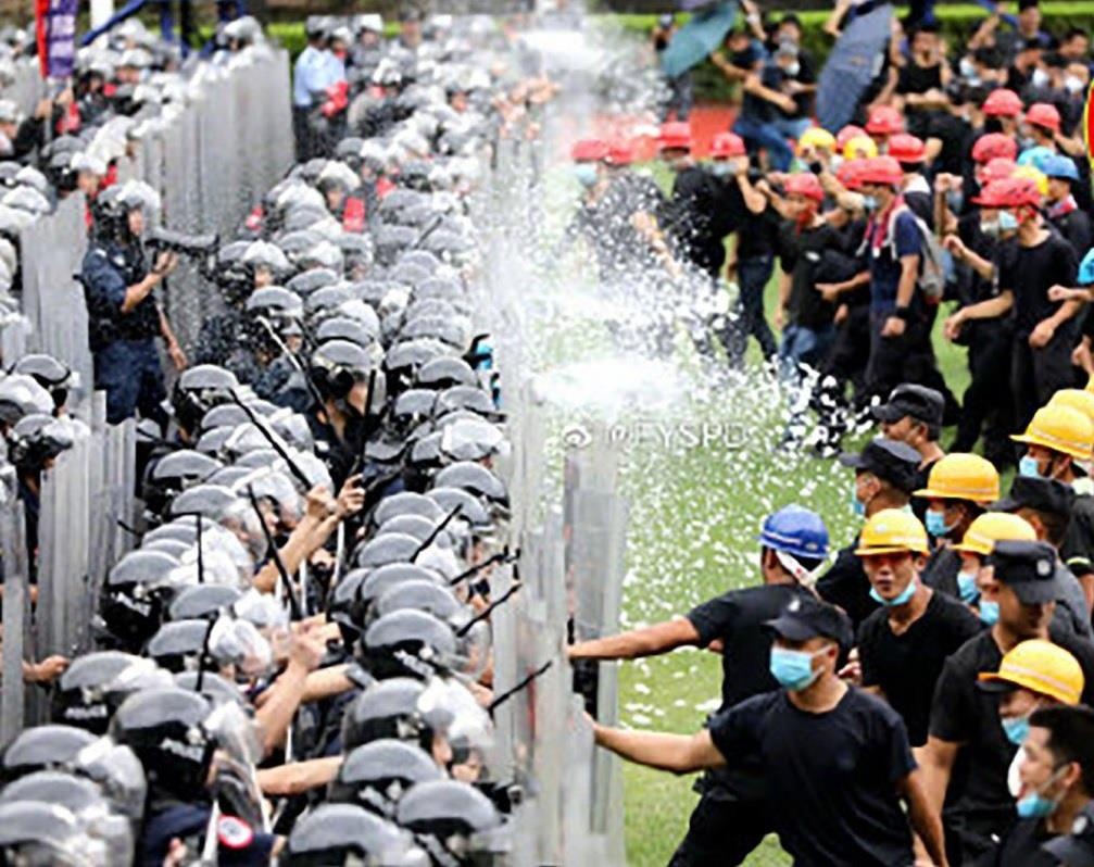 12.000 canh sat Trung Quoc dien tap chong bao dong sat Hong Kong hinh anh