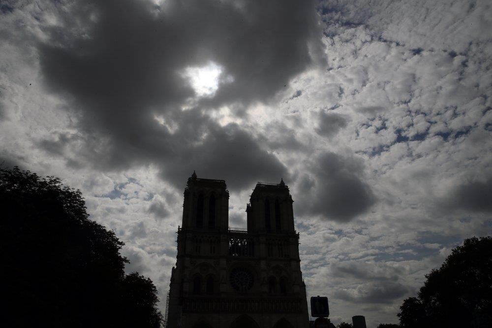 Tre em Paris co nguy co nhiem doc chi vi vu chay Nha tho Duc Ba hinh anh