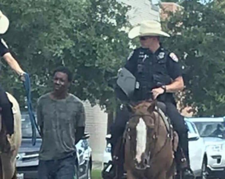 Canh sat Texas gay tranh cai vi cuoi ngua, dan nguoi di bang day thung hinh anh