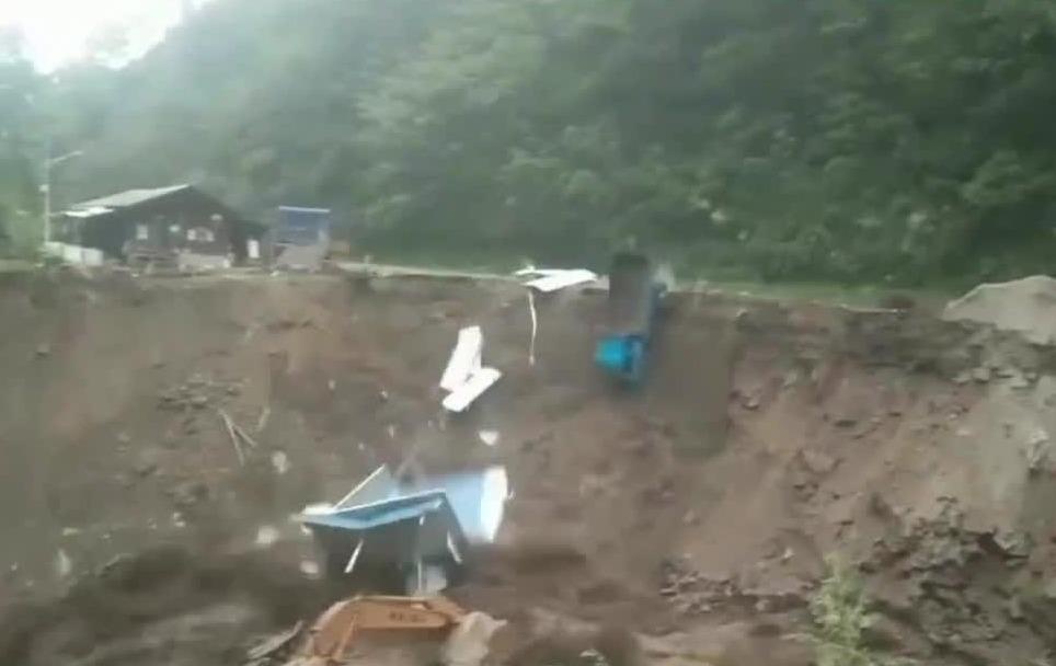 Nha va xe tai bi cuon xuong vuc trong lo dat o Trung Quoc hinh anh