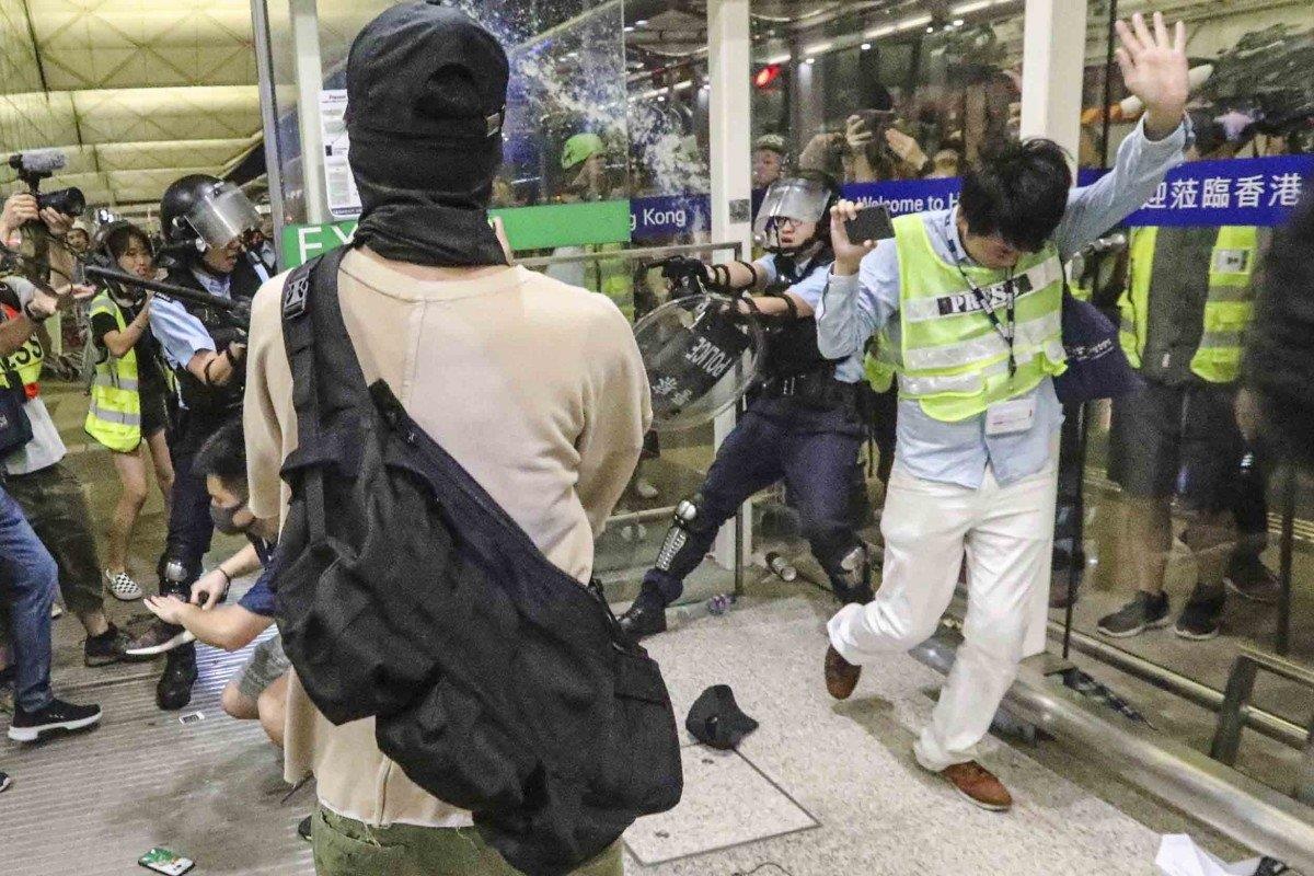 Cảnh sát đụng độ người biểu tình Hong Kong ảnh 1 Canh sat dung do nguoi bieu tinh Hong Kong anh 1