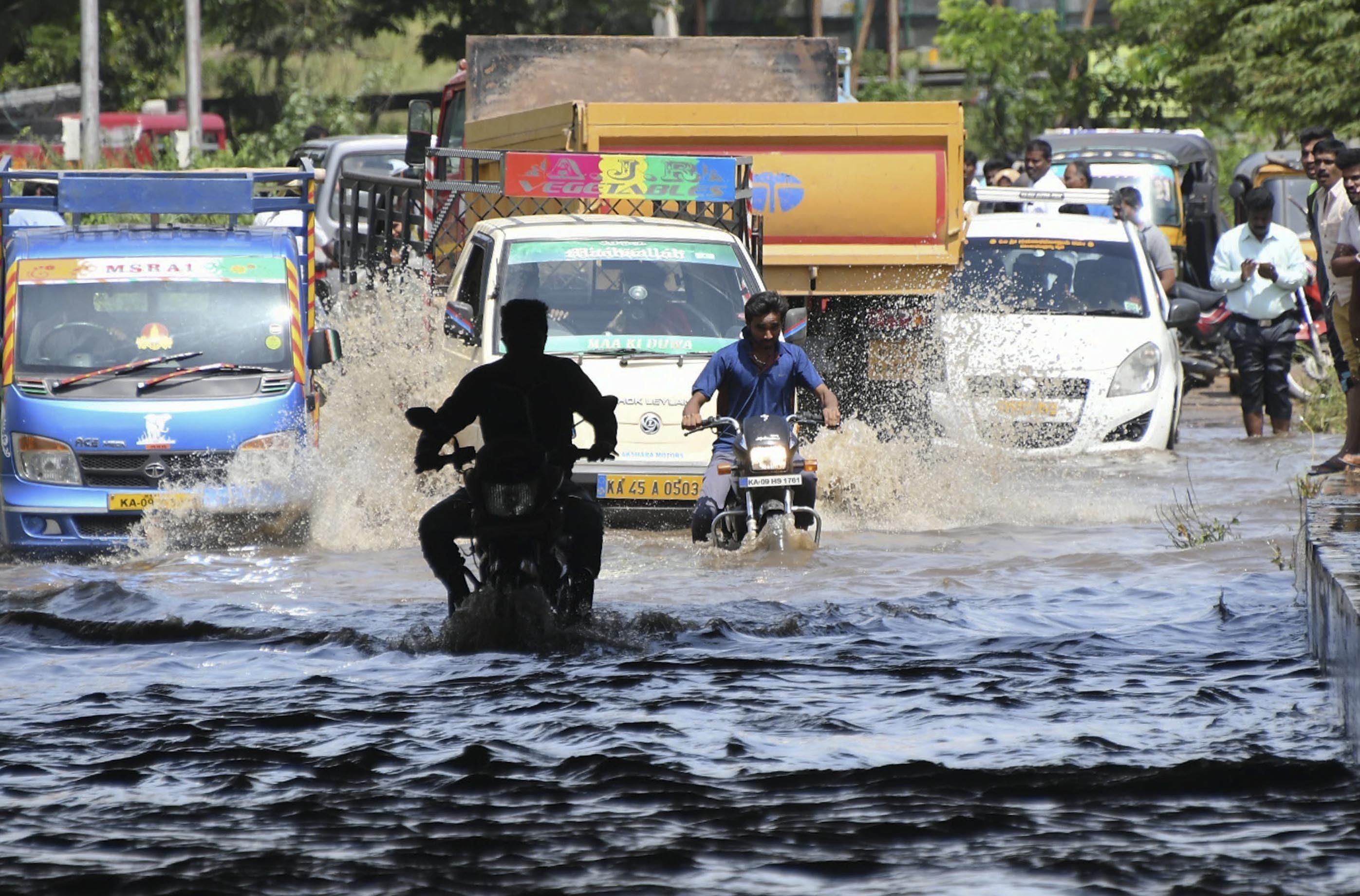 Hon 200 nguoi thiet mang trong mua mua lu o An Do hinh anh