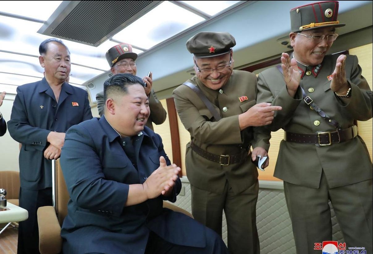 Ong Kim Jong Un hai long ve ket qua thu ten lua hinh anh