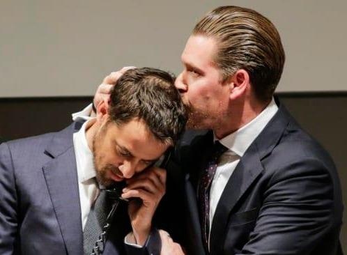 Vi khach bi an va man dau gia kich tich cho buc hoa dat nhat the gioi hinh anh