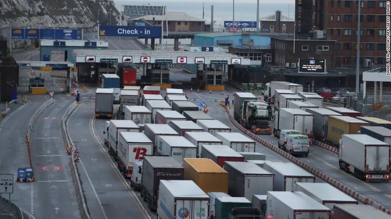 Thieu nien Viet Nam cam on sau khi duoc giai cuu khoi vali dua vao Anh hinh anh