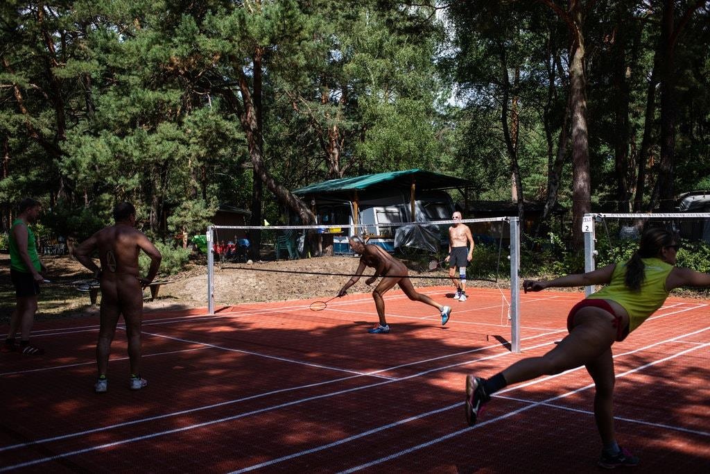 Nguoi Duc ngay cang thich khoa than lam moi thu anh 3