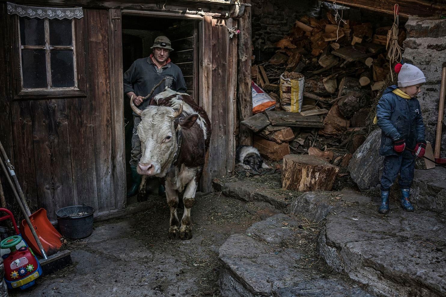 Ngoi lang Italy tren day Alps bi bien doi khi hau de doa rap rinh hinh anh