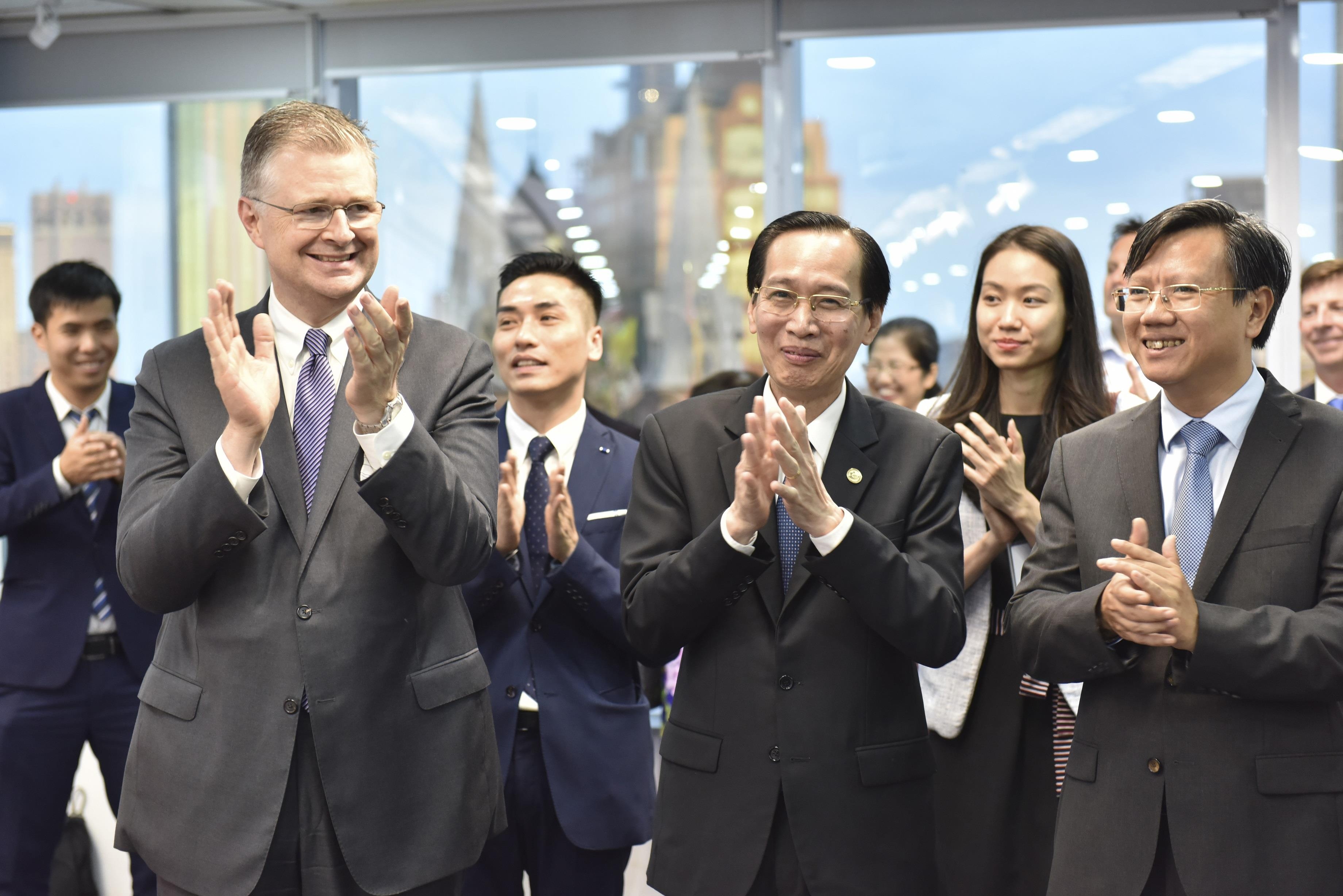 Tong lanh su quan My tai TP.HCM ky niem 20 nam thanh lap hinh anh