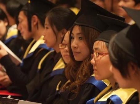 Sinh vien TQ o Singapore bi dong huong lua dao hang tram nghin USD hinh anh