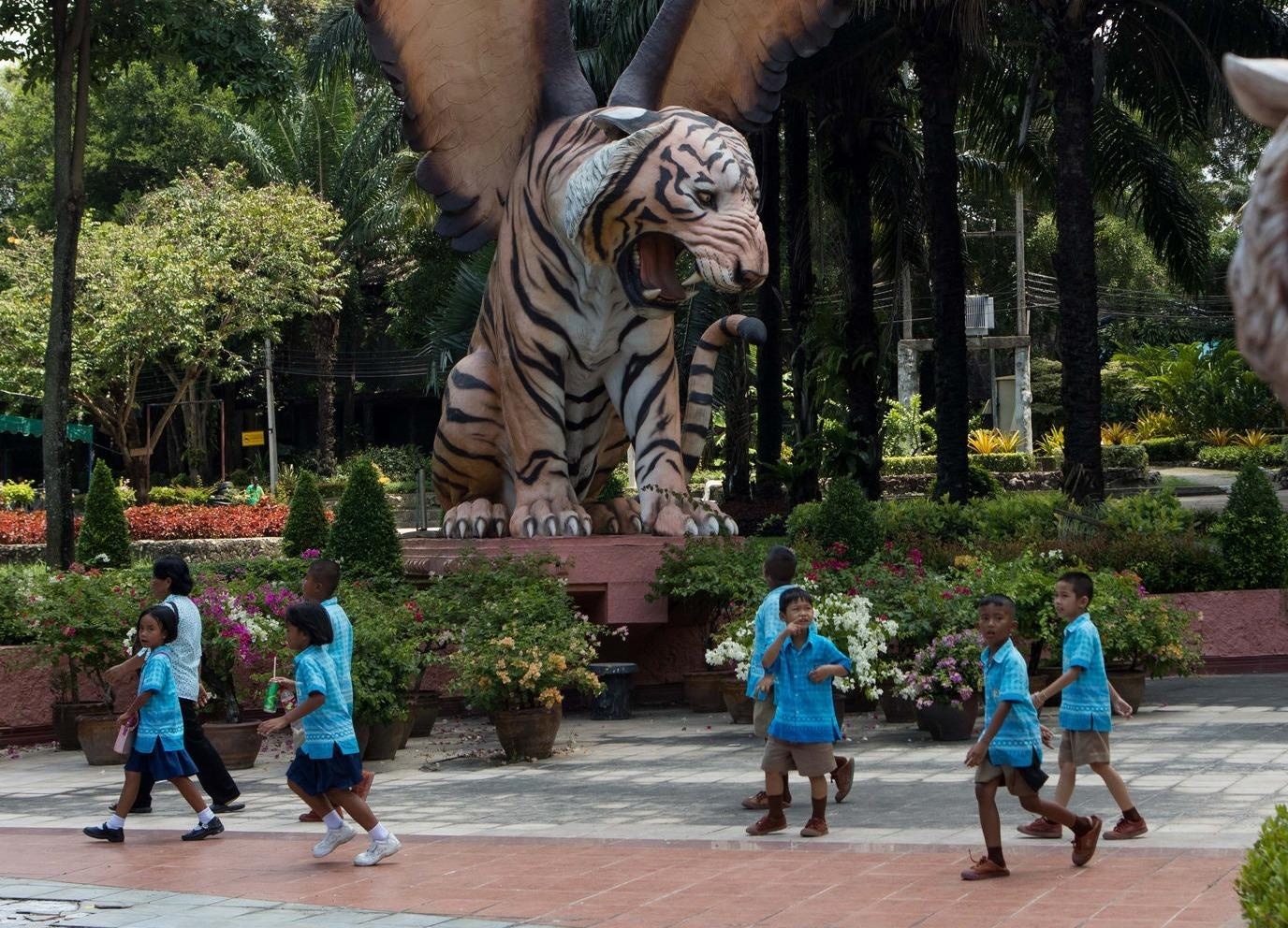 Ho o voi lon, xa thu cho an - tro du khach o so thu Thai hinh anh