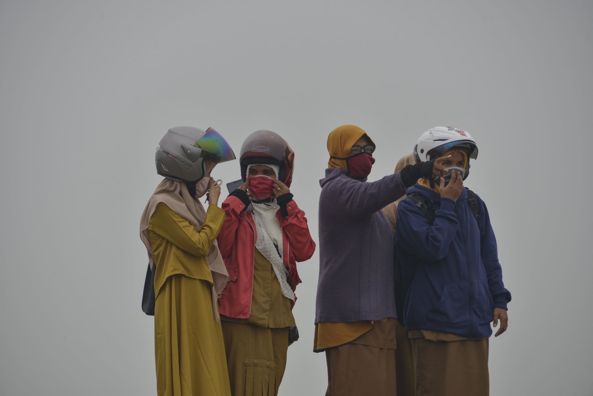 Nguoi deo khau trang, may bay lan banh giua bui mu chay rung Indonesia hinh anh