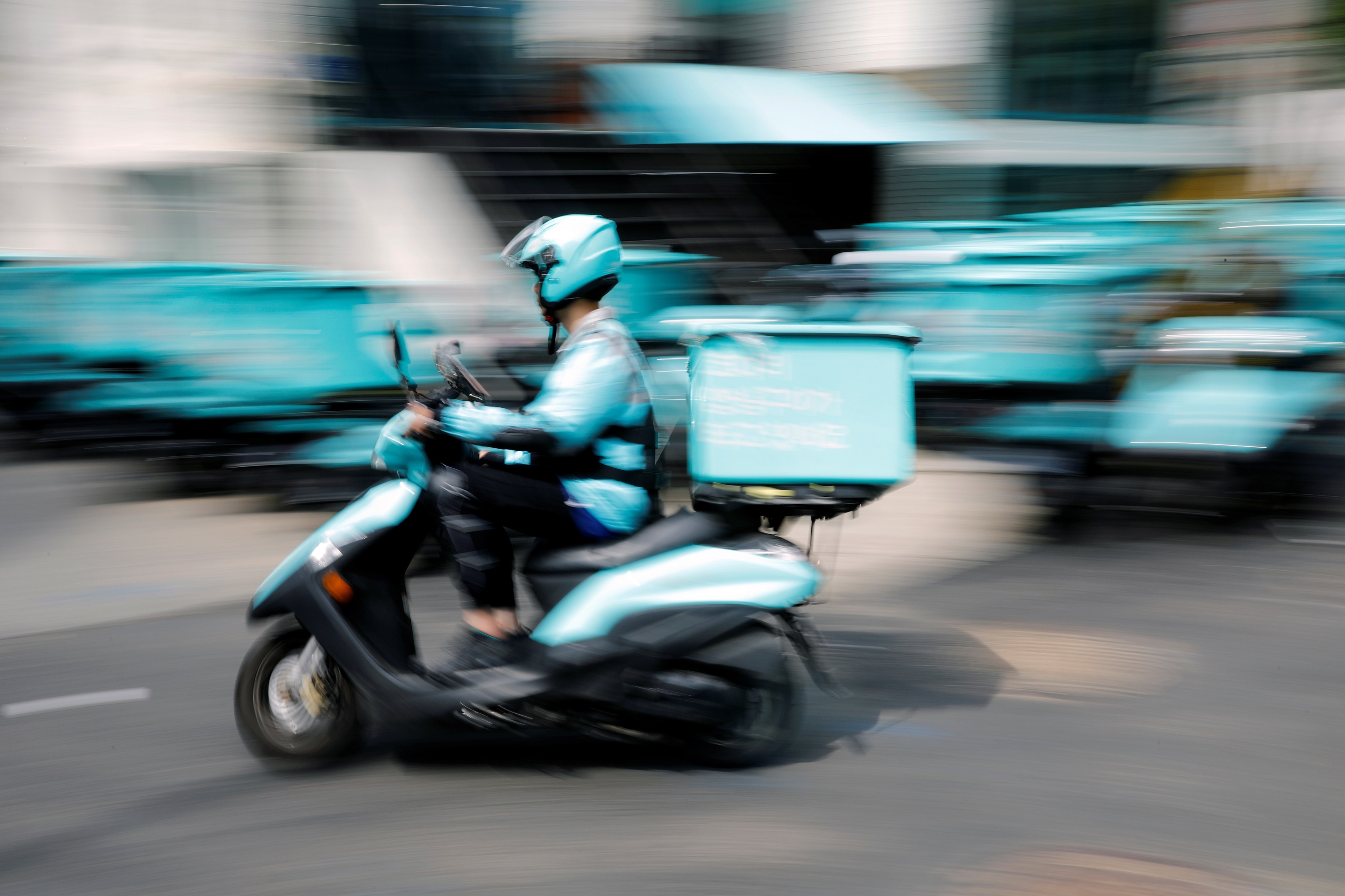 Shipper Han Quoc doi mat voi tu than khi di giao do an hinh anh