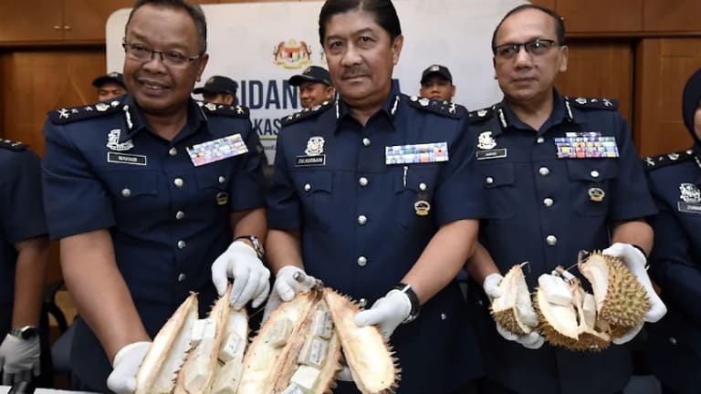 Phu nu Malaysia bi bat vi buon lau ma tuy, giau trong sau rieng hinh anh