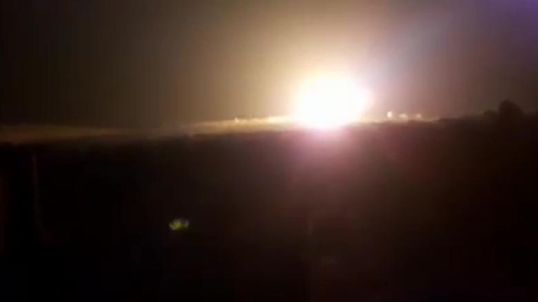 Phat hien thi the cua 3 nu va 3 nam ben canh xac thu linh IS hinh anh