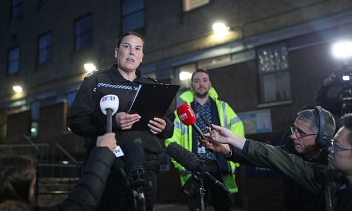 Canh sat Anh tha 3 nghi pham vu 39 tu thi trong xe tai hinh anh