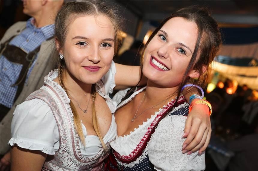 Le hoi bia Duc thai khi nha kinh gap 10 lan thanh pho Boston hinh anh