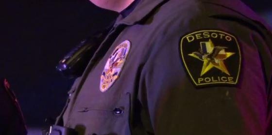 Canh sat My no sung ban con trai vi nham lan tai hai hinh anh