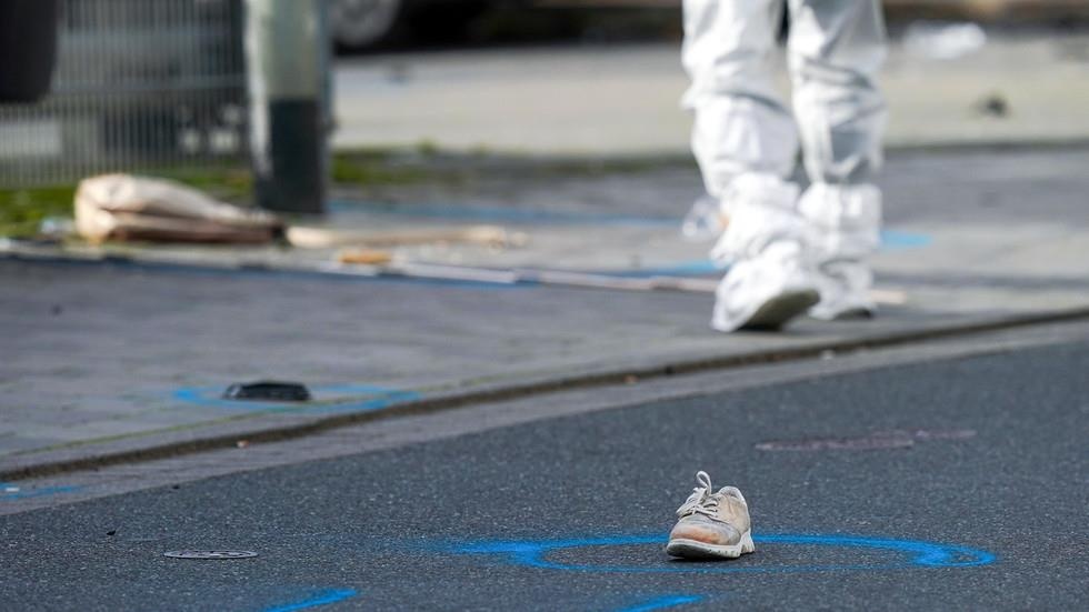 Chong dam xe vao vo cu roi dung riu tan cong o Duc hinh anh