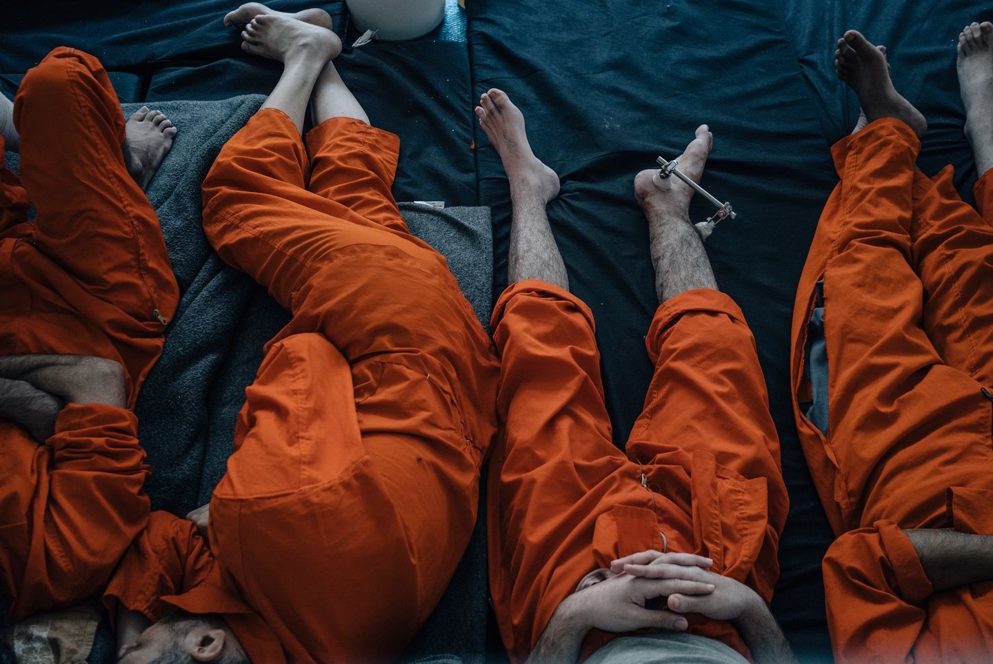 Cuoc song ben trong nha tu giam giu chien binh IS o Syria hinh anh