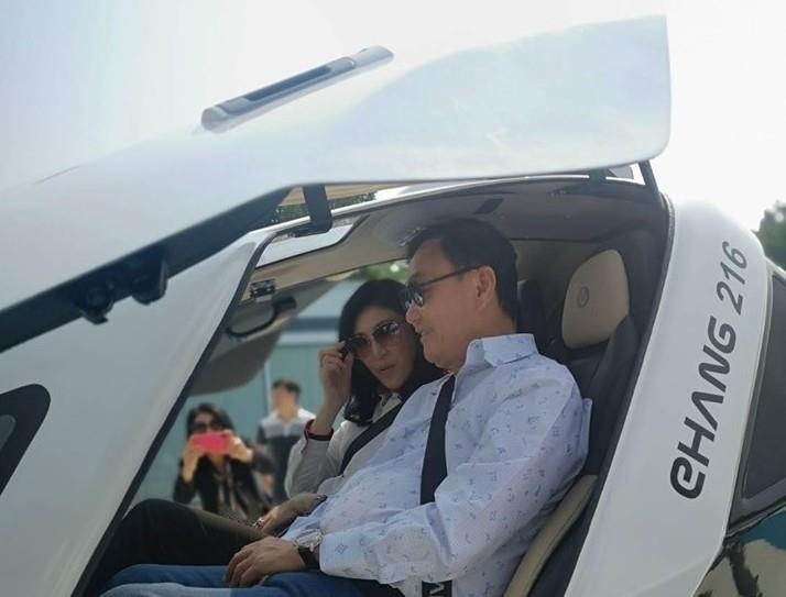 Ba Yingluck khoe anh tren drone cung ong Thaksin o TQ hinh anh