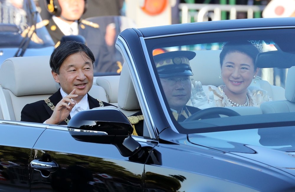 Nhat hoang va phu nhan dieu hanh tren pho anh 6