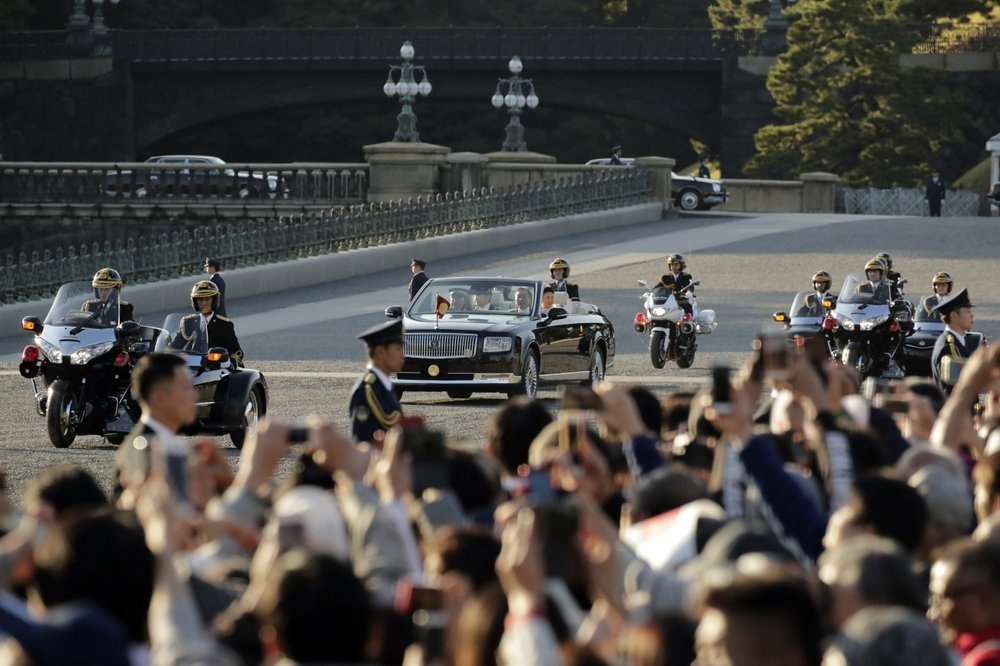 Nhat hoang va phu nhan dieu hanh tren pho anh 7