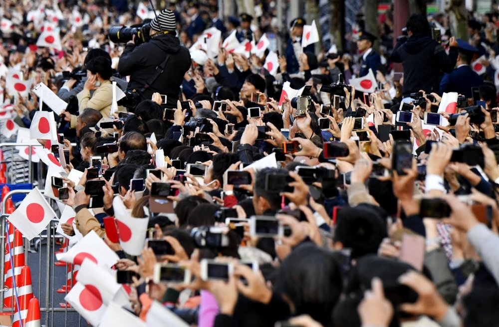 Nhat hoang va phu nhan dieu hanh tren pho anh 9