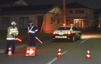 Nu sinh Nhat bi ke la cat co khi di tren duong mot minh hinh anh