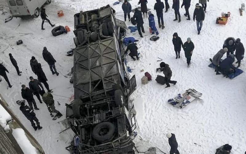 Xe buyt roi xuong song bang o Nga, 19 nguoi chet hinh anh