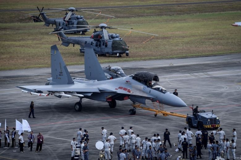 Malaysia lo ngai doi dau giua cac sieu cuong My - Trung hinh anh