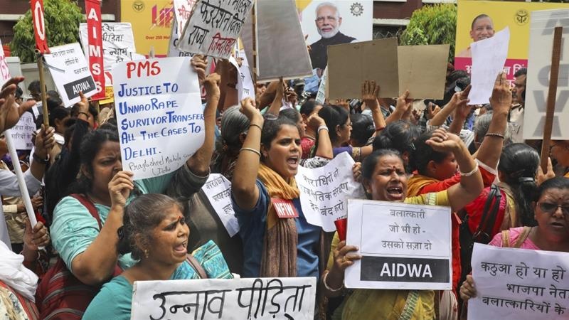 Nan nhan hiep dam bi thieu song tren duong den toa o An Do hinh anh