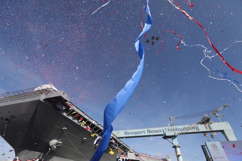 Hai quan My lam le dat ten cho tau san bay moi anh 3