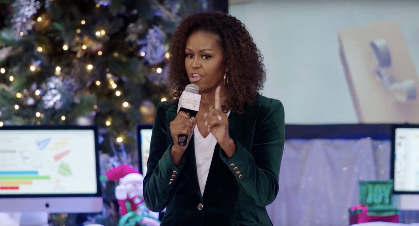 Ba Obama gay sot khi tang 100.000 USD va may tinh cho truong tieu hoc hinh anh