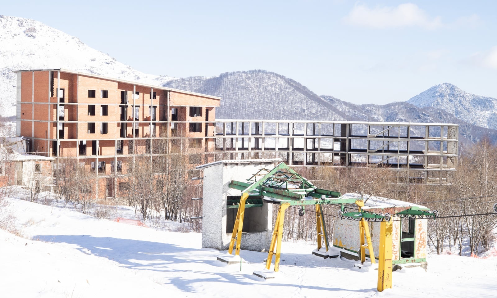 Khu truot tuyet tren day Alps bien thanh 'lang ma' vi bien doi khi hau hinh anh