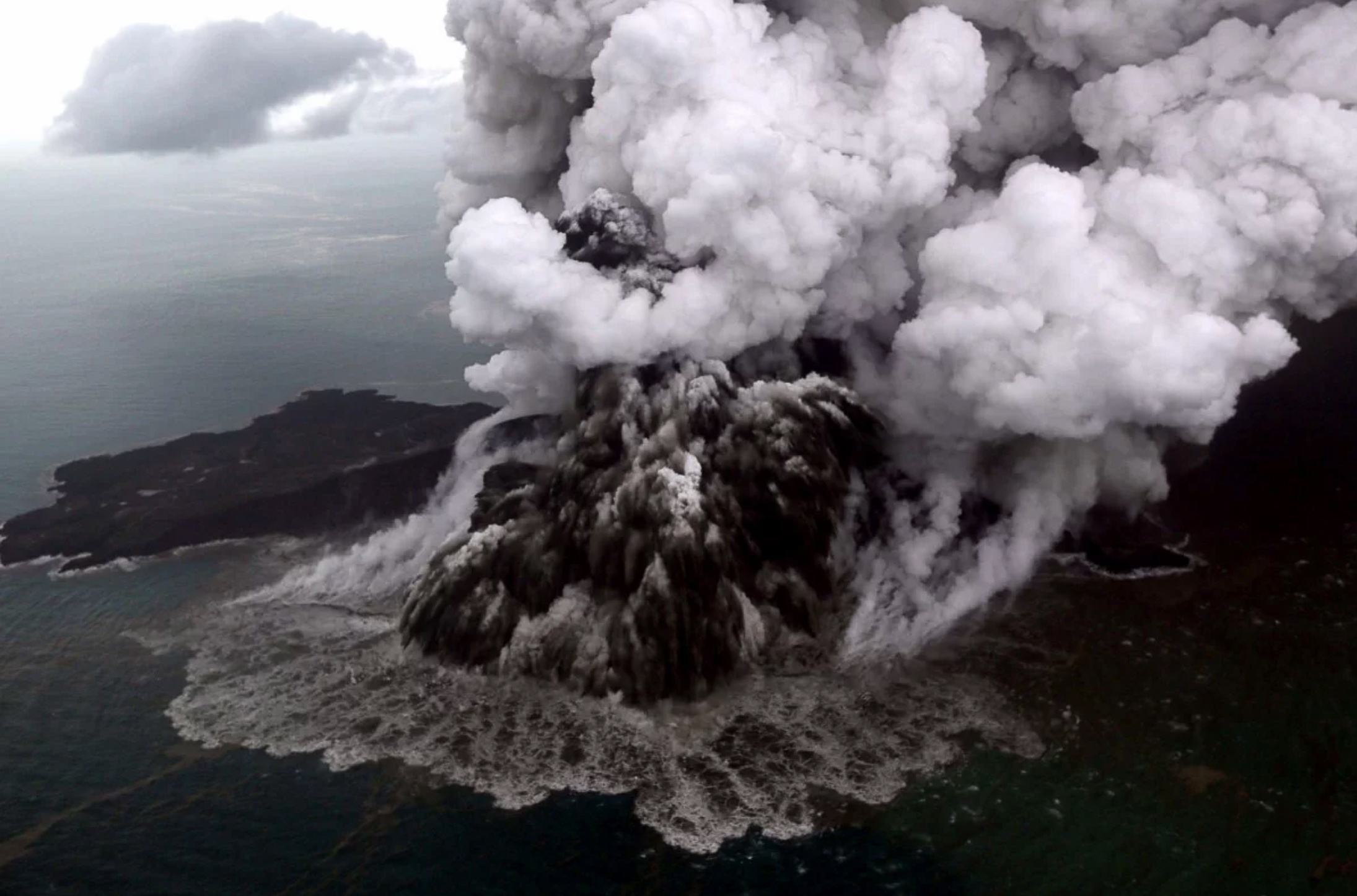 Song than tu nui lua Anak Krakatoa co the cao toi 150 met hinh anh
