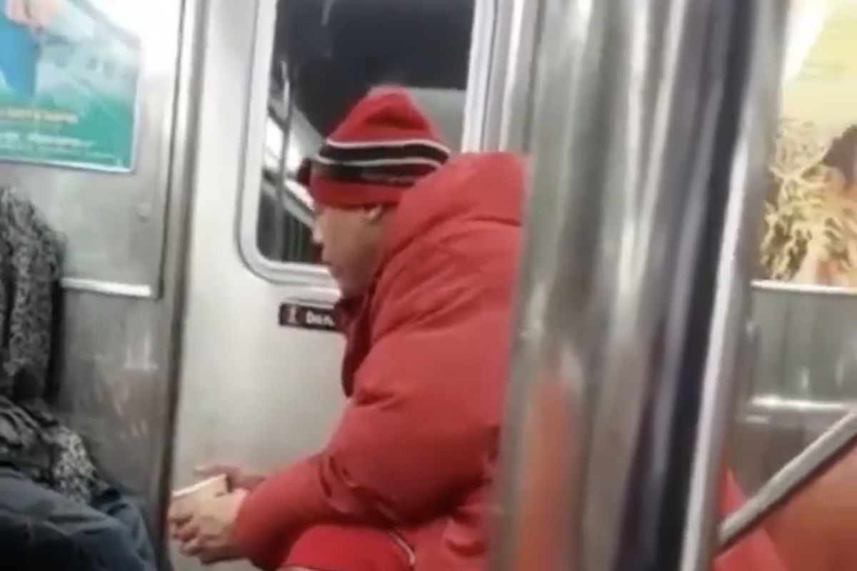 Nghi pham bat coc phu nu tren tau dien ngam bi bat vi lot vao video hinh anh