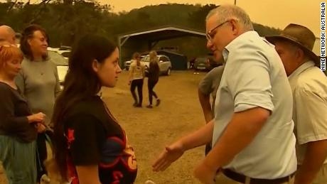 Thu tuong Australia be bang khi co bat tay nan nhan chay rung hinh anh