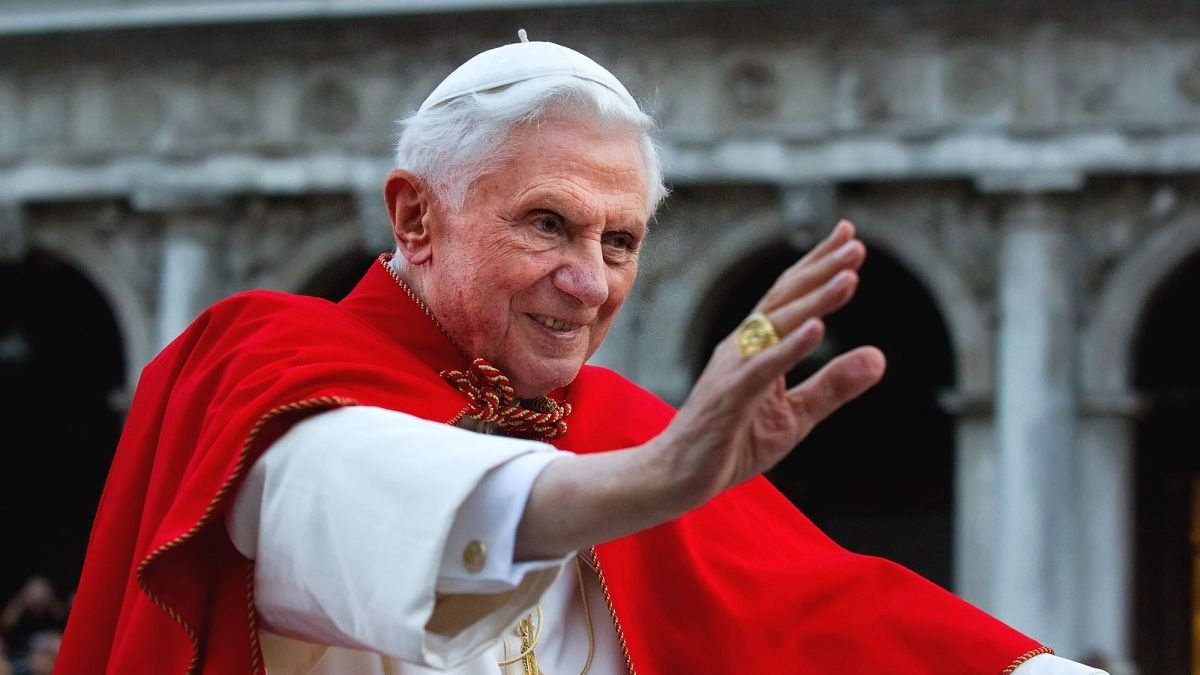 Giao hoang Benedict XVI muon giu luat linh muc doc than hinh anh