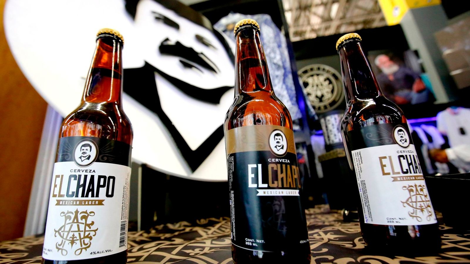 El Chapo ngoi tu, gia dinh van thu dam tien tu bia va quan ao hinh anh