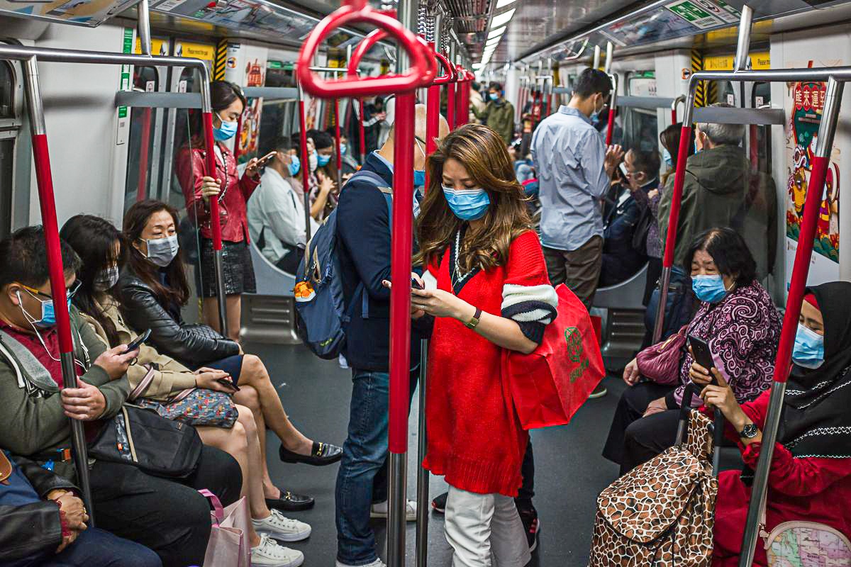 Vien chuc HK duoc lam viec tai nha de tranh virus corona lay lan hinh anh