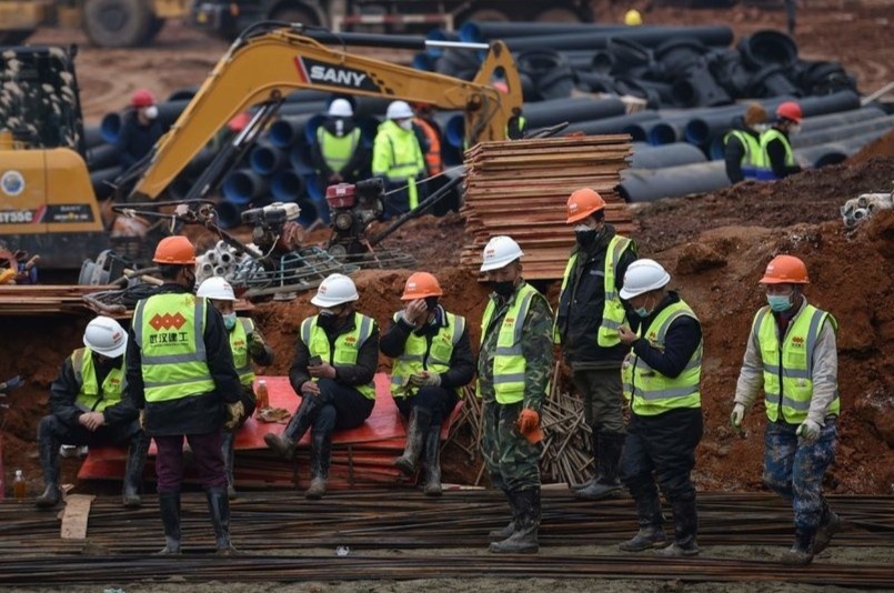 'Neu tat ca deu om thi sao?' - he thong y te TQ qua tai vi dich benh hinh anh