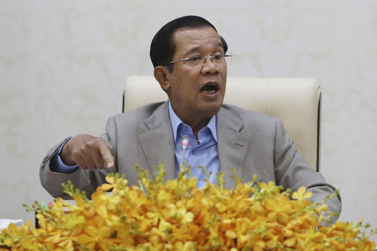 Phat bieu ve virus corona, ong Hun Sen mang phong vien deo khau trang hinh anh