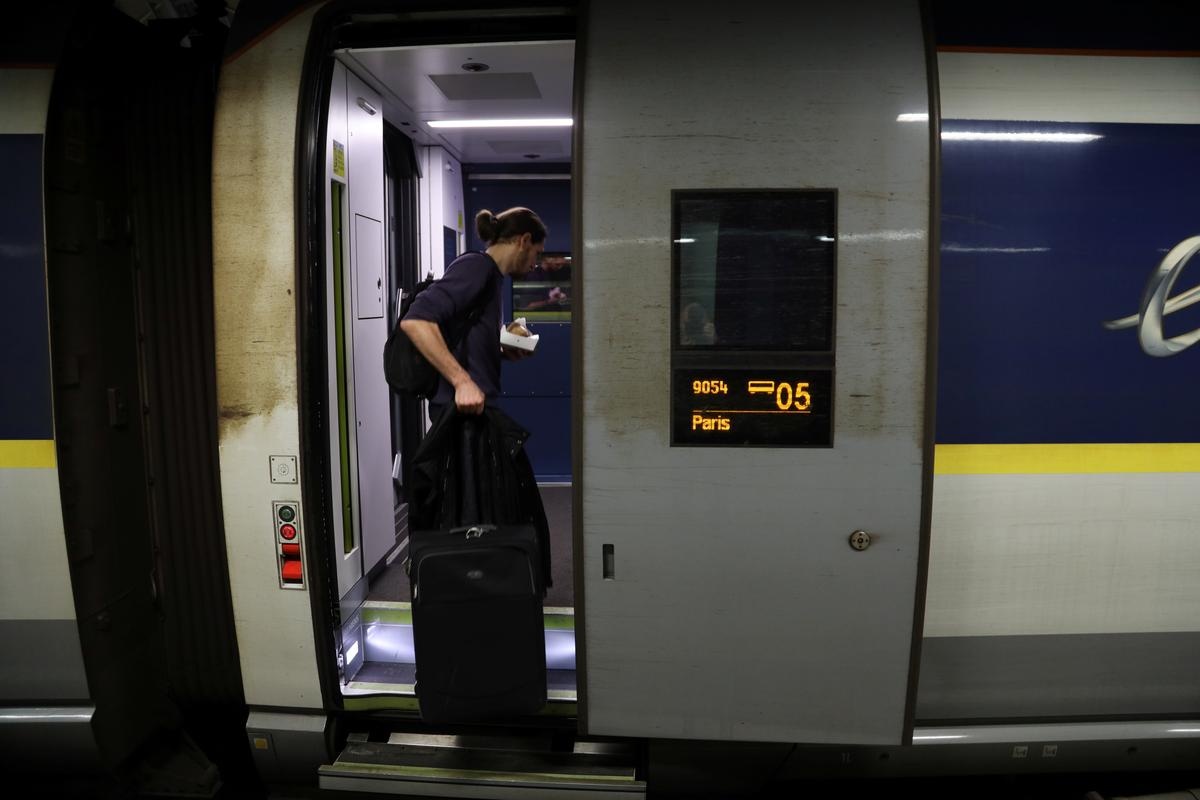 Chuyen tau noi Anh voi chau Au luc dia trong ngay cuoi truoc Brexit hinh anh