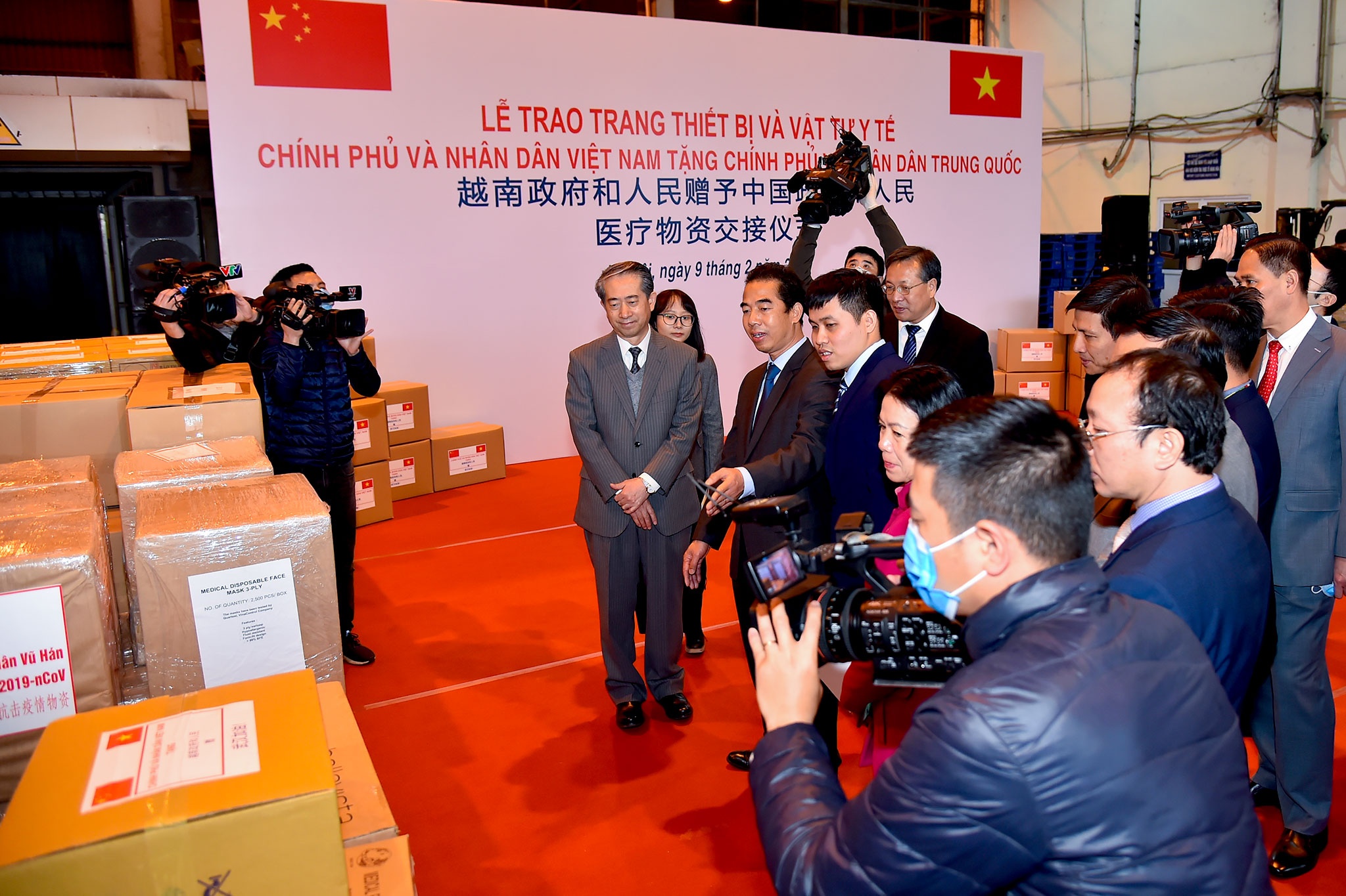 Viet Nam tang Trung Quoc thiet bi y te chong corona anh 1