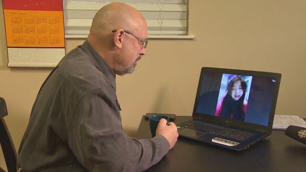 Gia dinh quoc te o TQ bi thu thach vi virus corona anh 3