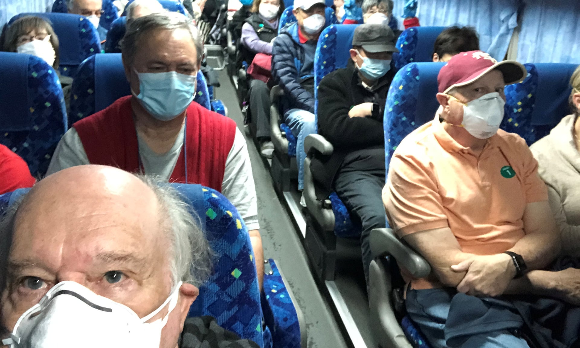 Khach My roi du thuyen bi cach ly co 355 ca nhiem virus corona o Nhat hinh anh